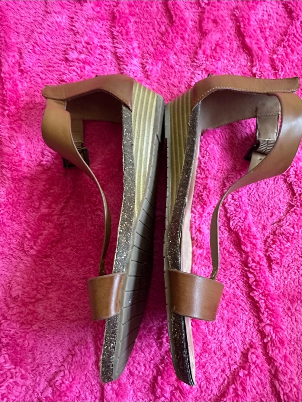 Kenneth Cole Reaction Brown T-Strap Sandals with Ankle Buckle